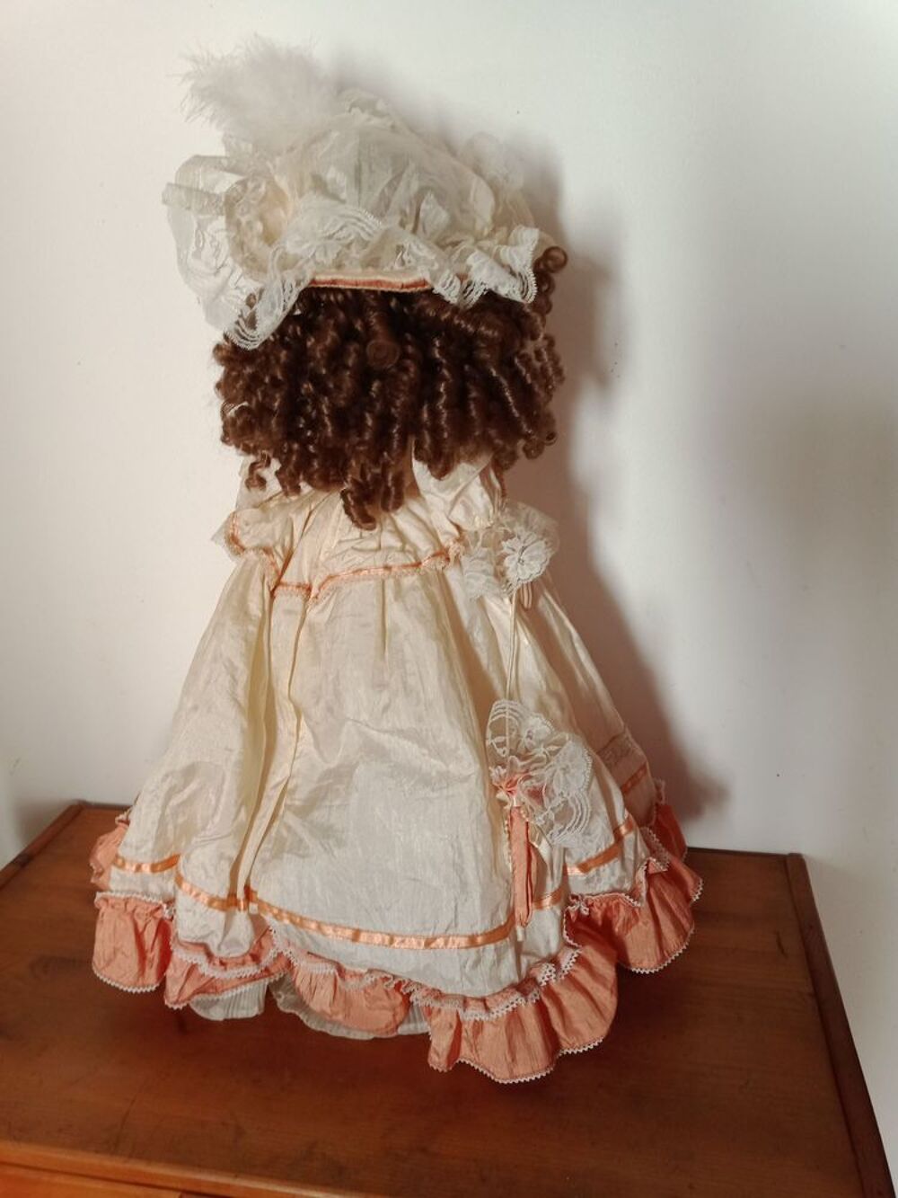 Poup&eacute;e porcelaine avec robe saumon-&eacute;cru 