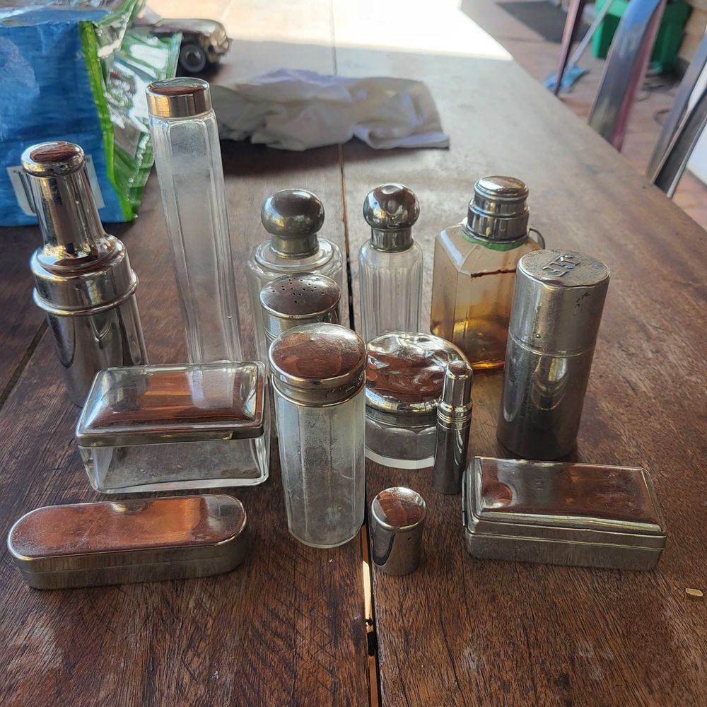 flacons de pharmacie ancien en verre Et m&eacute;tal argent&eacute; 