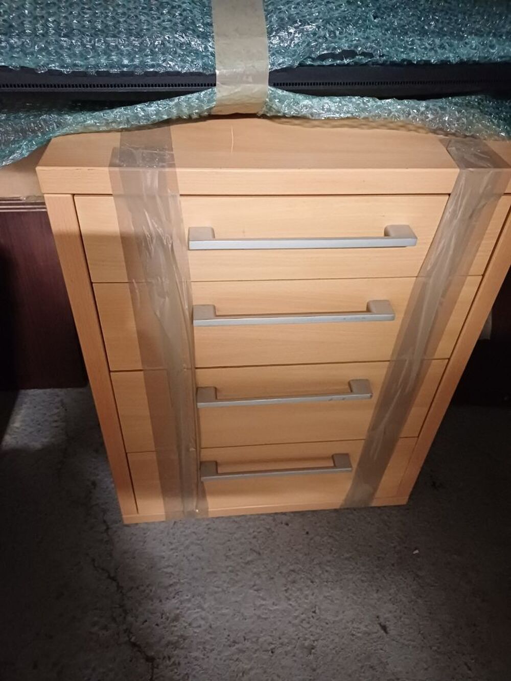 Tr&egrave;s beau bureau id&eacute;al pour plusieurs PC pour t&eacute;l&eacute;travail 
Meubles