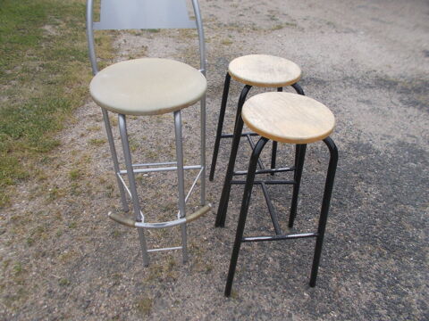 deux tabouret de bar + un autre m�tallique faire prix 80 Saran (45)