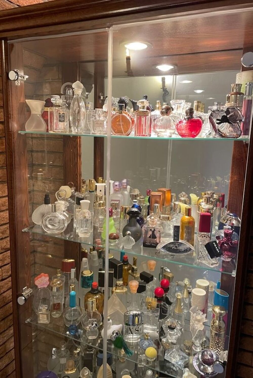 Collection de plus de 500 flacons de parfums vides 