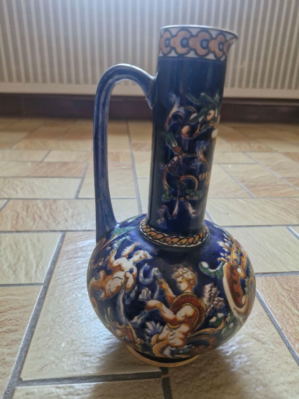 Gien 1960 pichet d&eacute;cor renaissance fond bleu Décoration