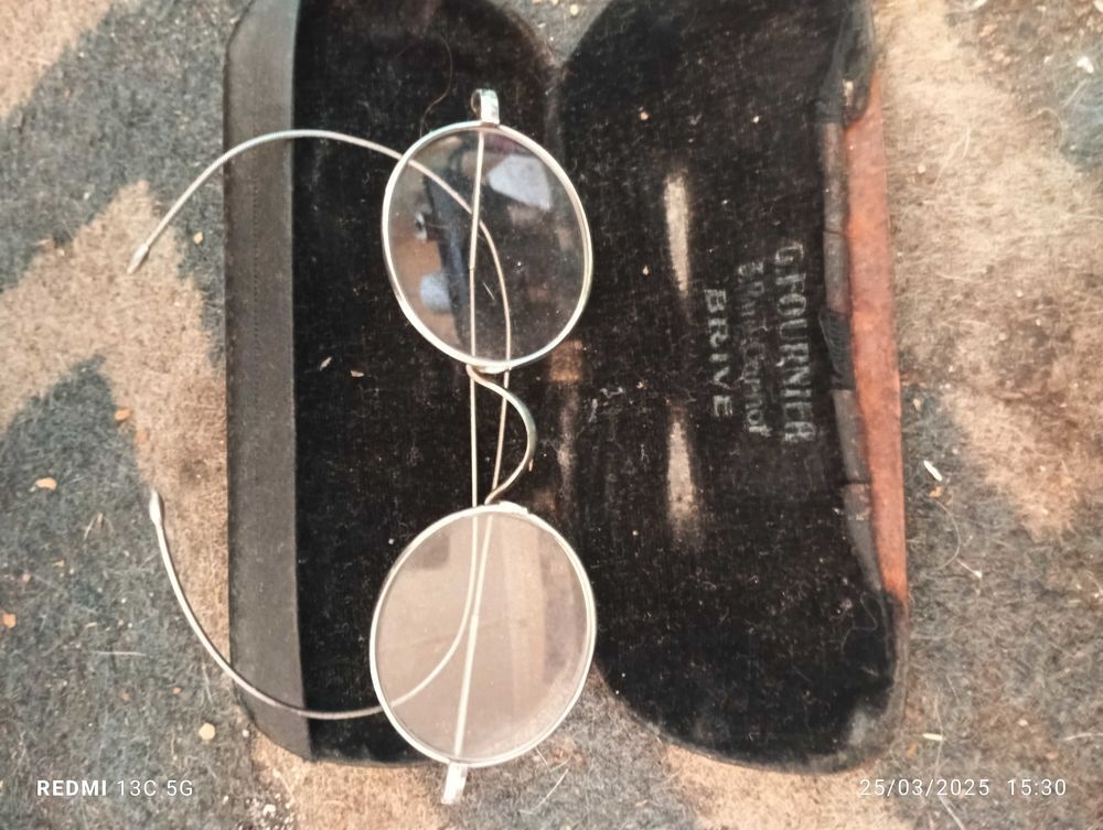 plusieurs paires de lunettes loupe et soleil. Faire offre. 