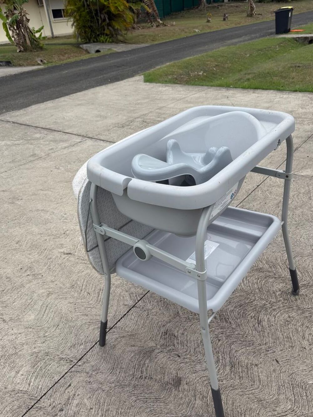 Table &agrave; langer et baignoire Puériculture