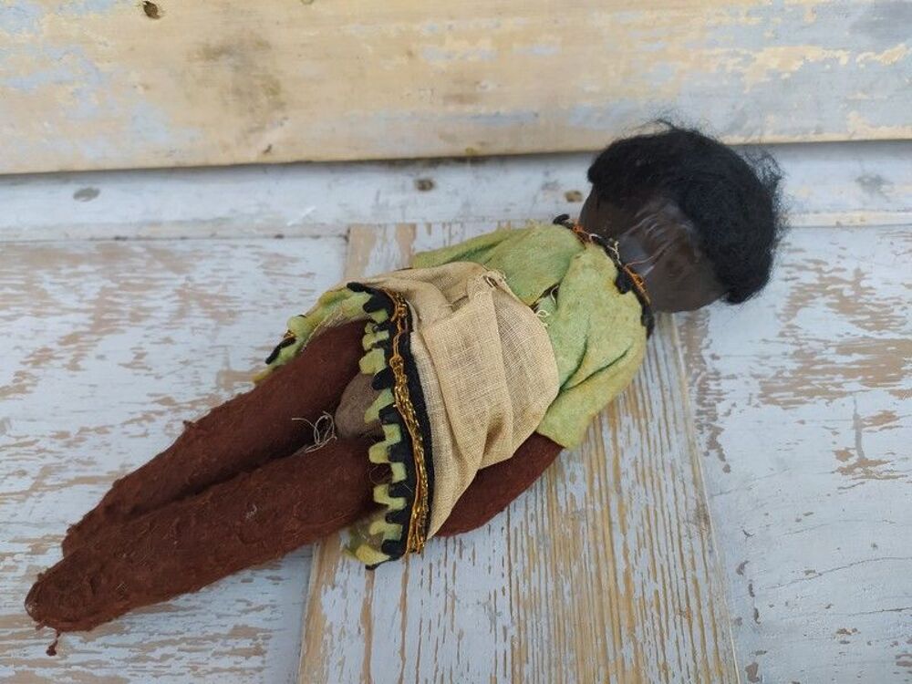 Ancienne Petite Poup&eacute;e Noire Tissu et Carton Bouilli 
