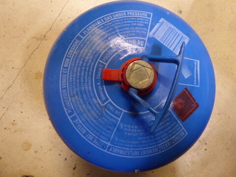 Bouteille camping gaz  type 907
35 Les Ponts-de-C� (49)