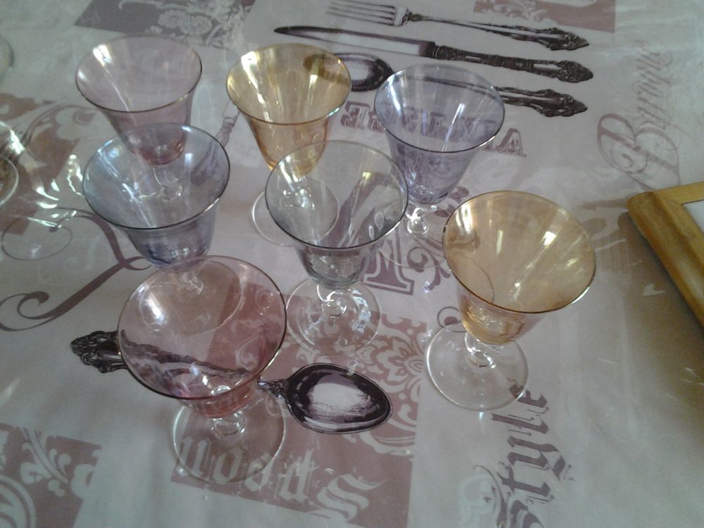 Lot de verres de diff&eacute;rente couleur Cuisine