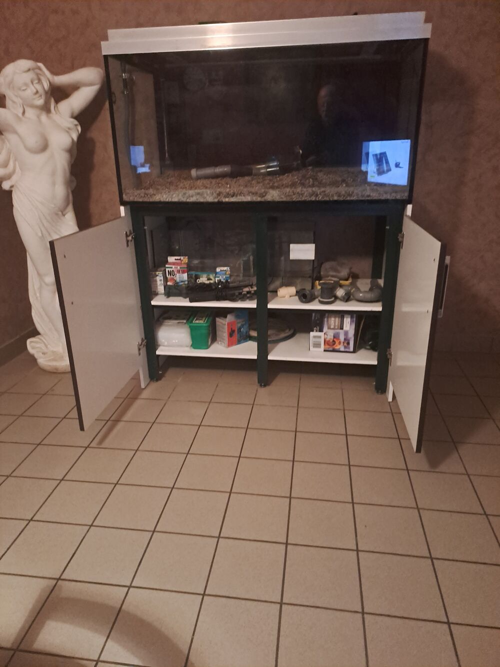   Aquarium 
Aquarium 400 litres .pas de rayures trs bon 