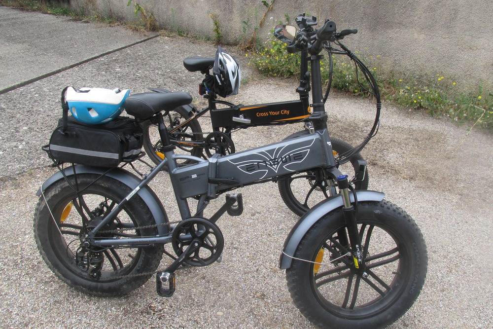 2 v&eacute;los &eacute;lectriques pliables Vélos