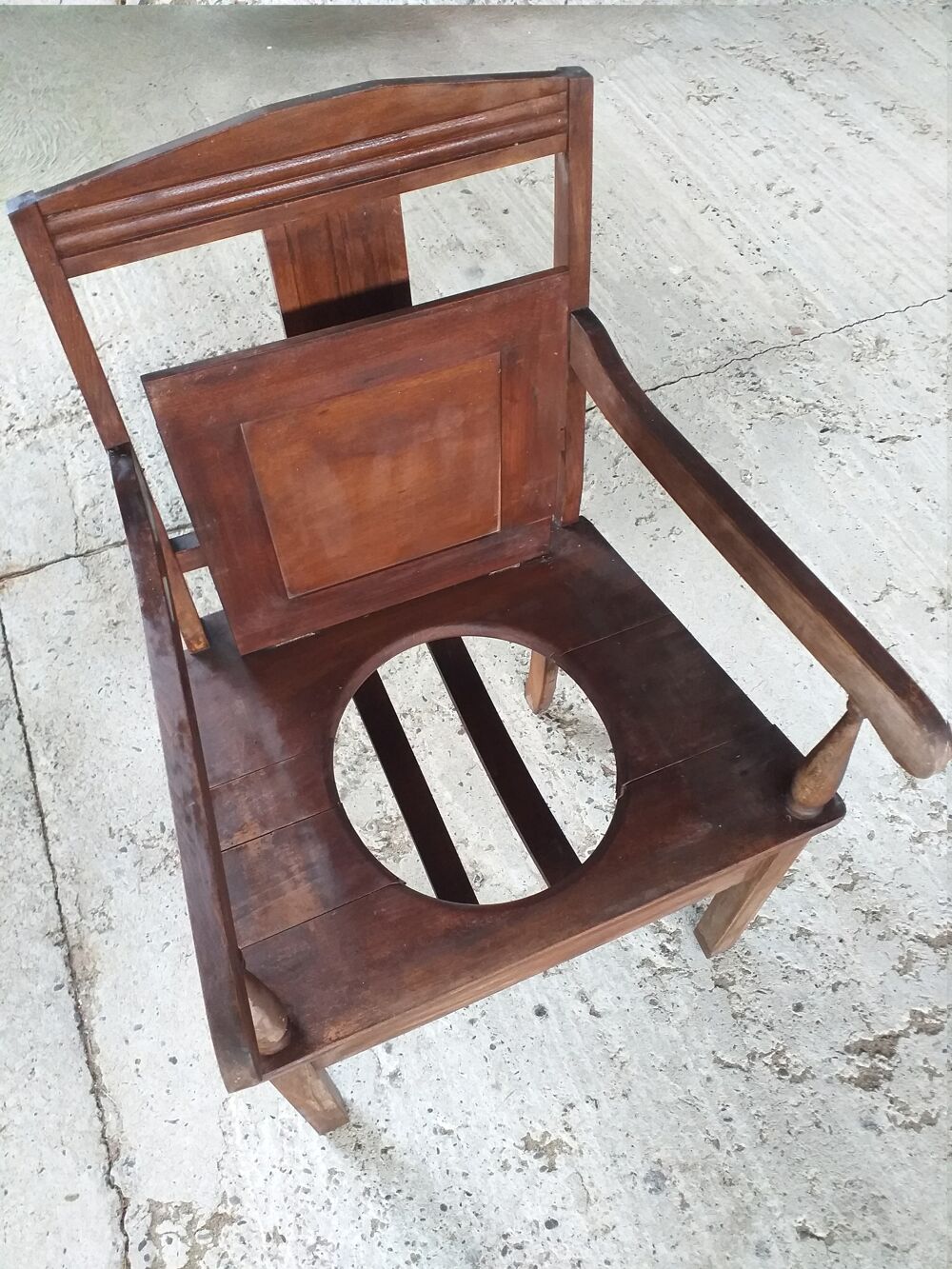 CHAISE perc&eacute;e (lieu d'aisance!) Meubles