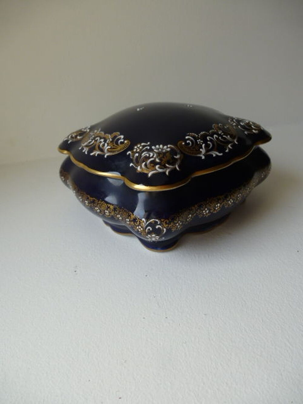 Bonbonni&egrave;re en porcelaine Décoration