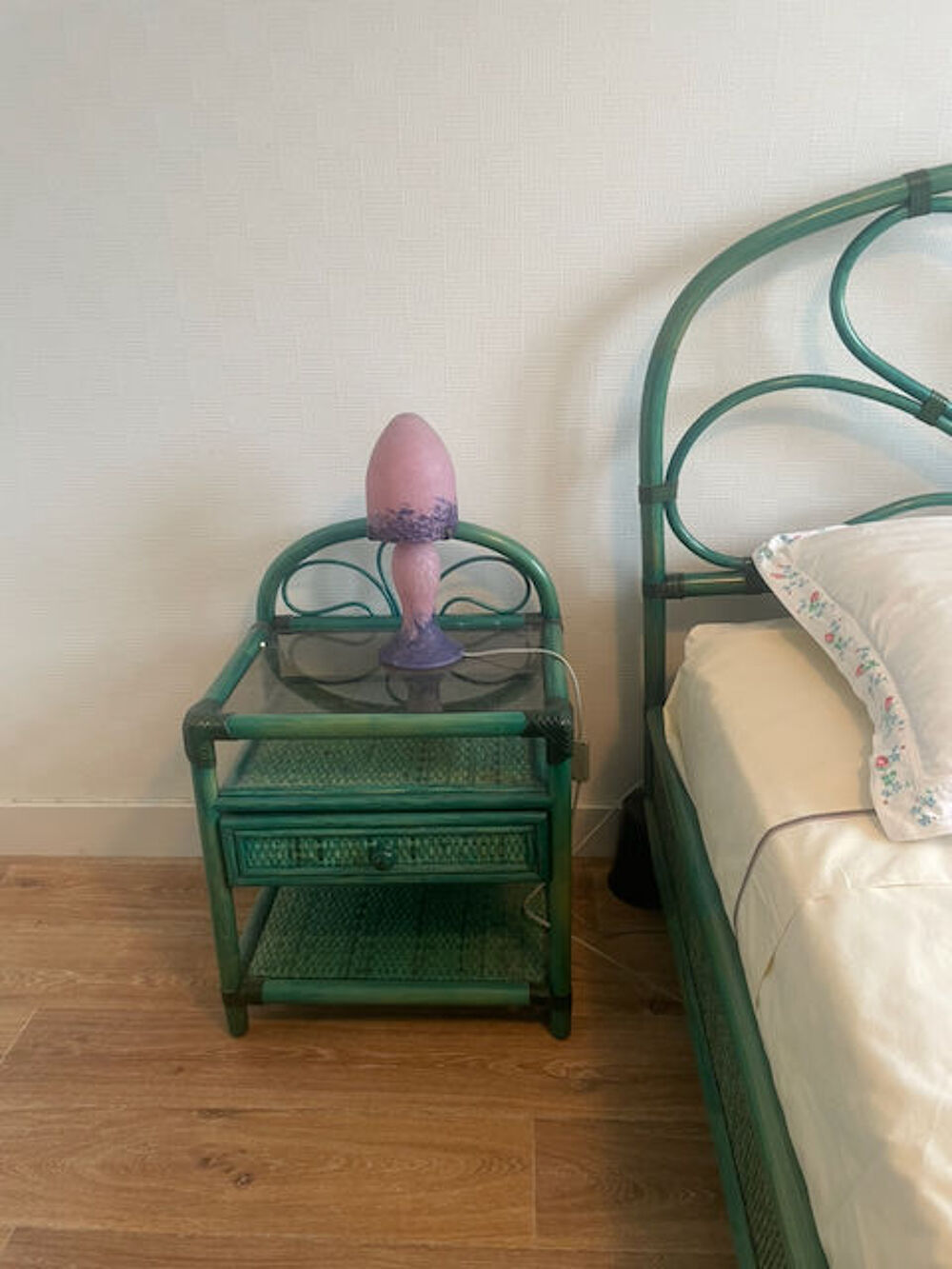 Chambre: lit 140, 2 chevets, commode en rotin Meubles