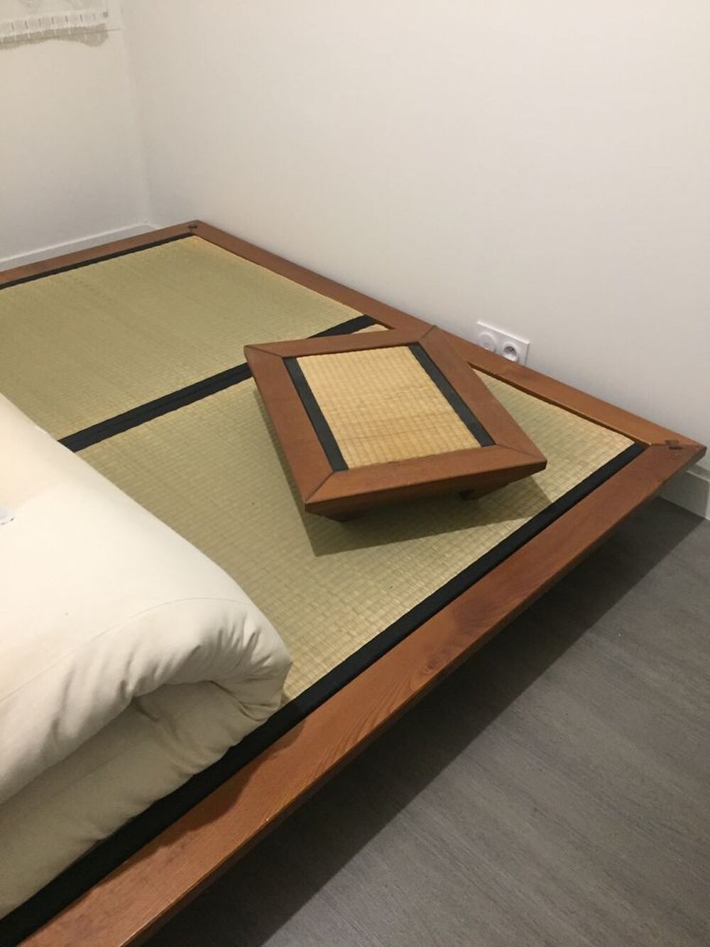 Lit FUTON BOIS MASSIF + Table de nuit + Tatamis
Meubles