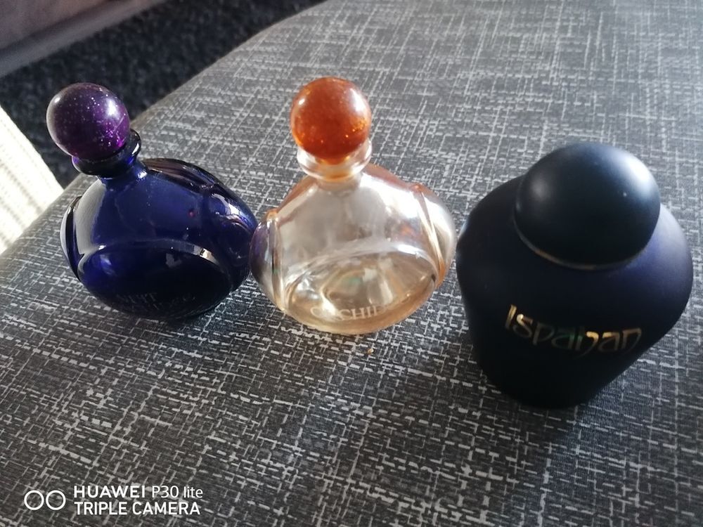 Lot de 22 flacons de parfum vides 