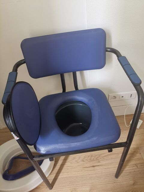 Chaise perc�e bleu avec seau 50 Saint-Ouen (93)