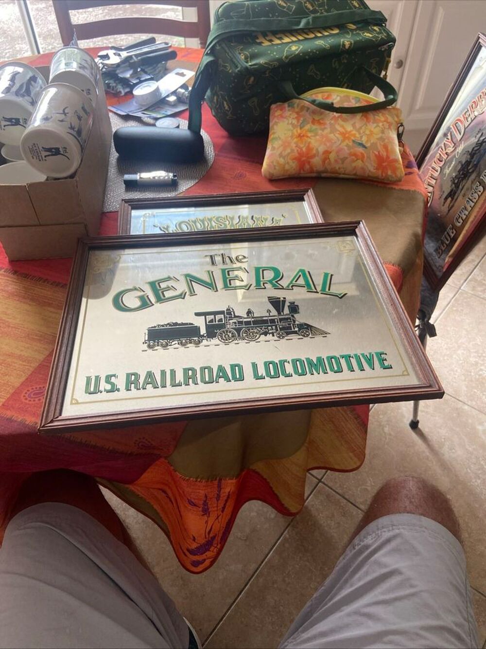 Il s'agit d'un miroir publicitaire vintage encadr&eacute; aux motifs du Kentucky Derby Décoration