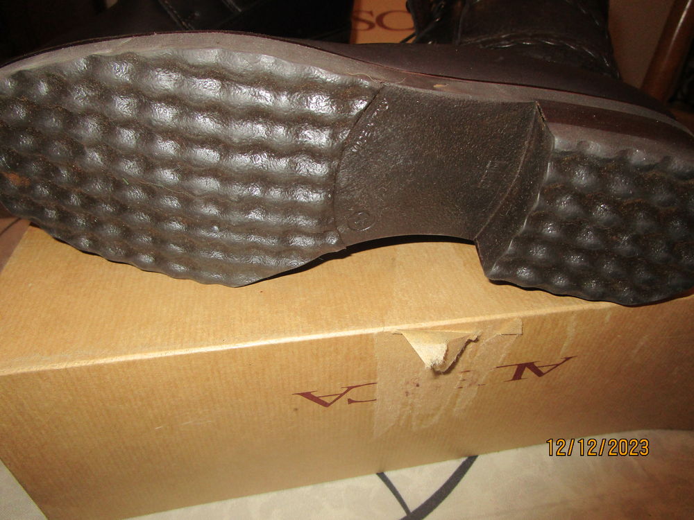 une paire de bottines en cuir et mouton Chaussures