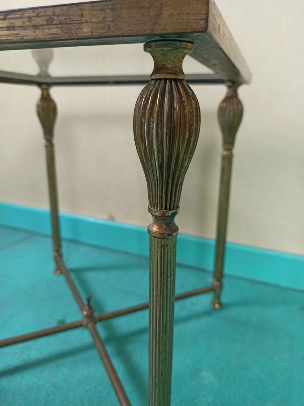 Lampadaire et gueridon assorti, fa&ccedil;on laiton Meubles