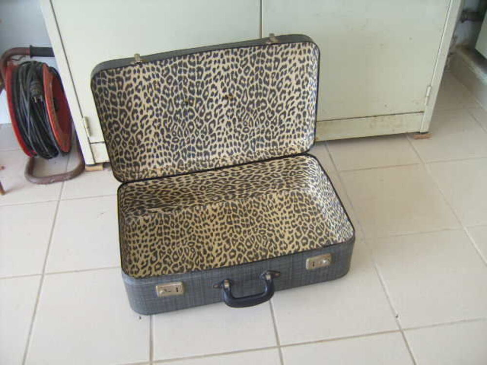 Valise vintage carton grise et d&eacute;cor l&eacute;opard Maroquinerie
