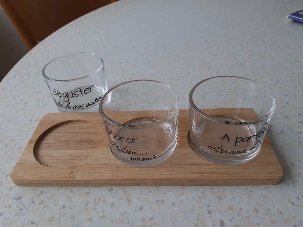 Lot de 3 verres rang&eacute;s sur 1 planchette Cuisine