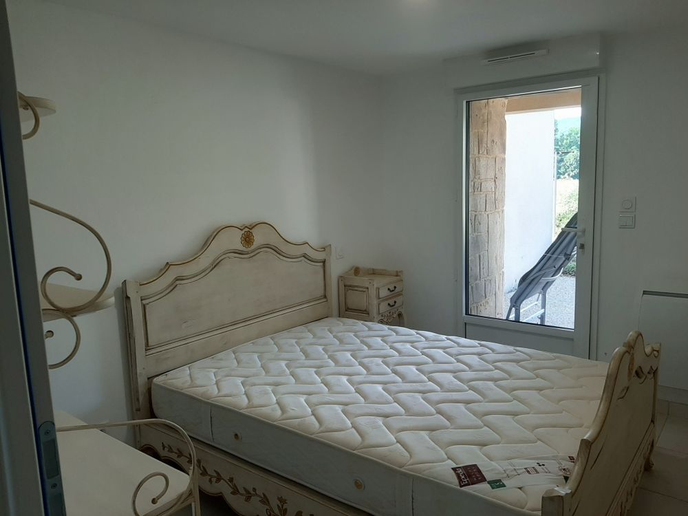 Chambre compl&egrave;te (lit, literie, chevets, &eacute;tag&egrave;re) Meubles