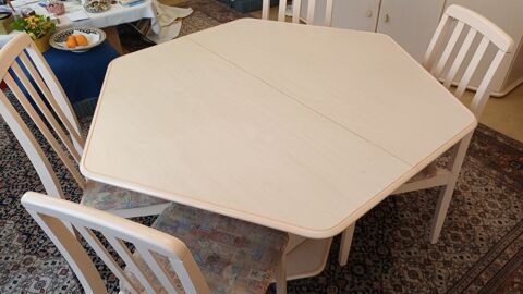 Table ronde et 4 chaises en bois
Tr�s bon �tat 
Rallonge 110 Fontenay-sous-Bois (94)