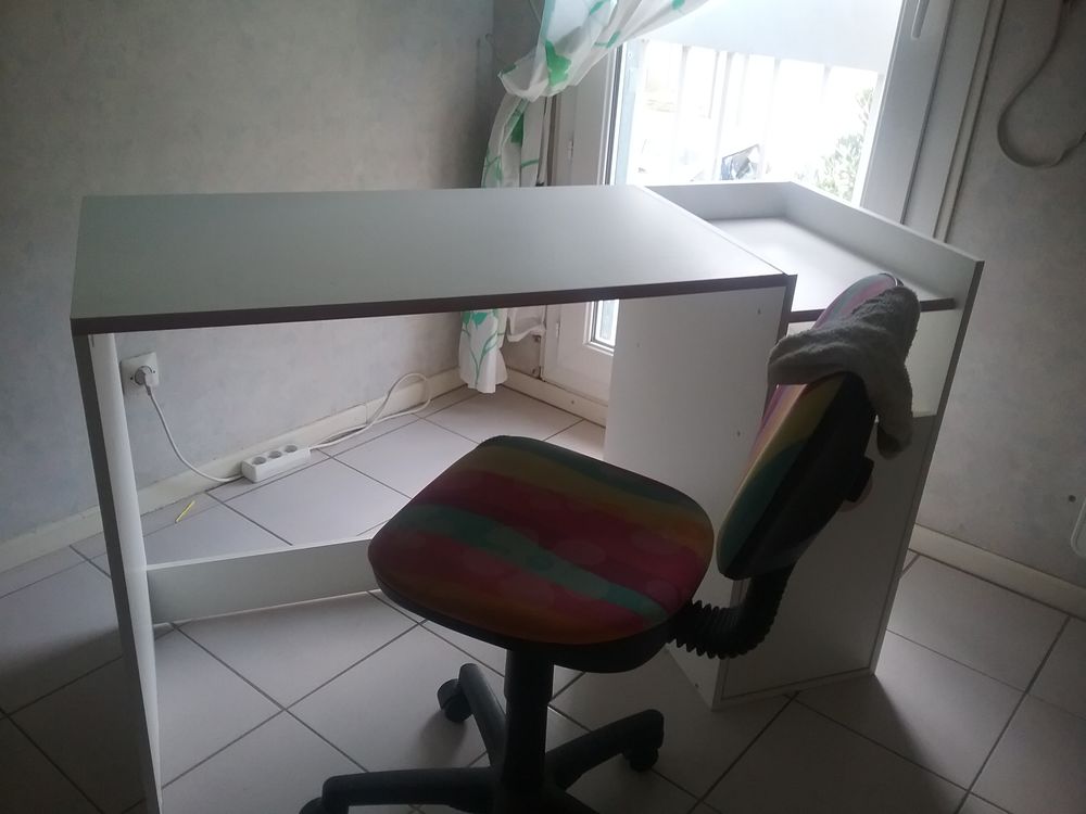 
bureau &eacute;colier avec chaise pivotante Mobilier enfants