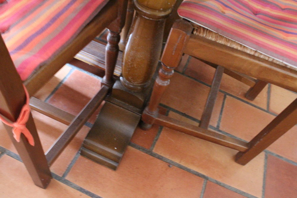 Vendons Table de ferme rustique + 6 Chaises au prix de 300€. Meubles