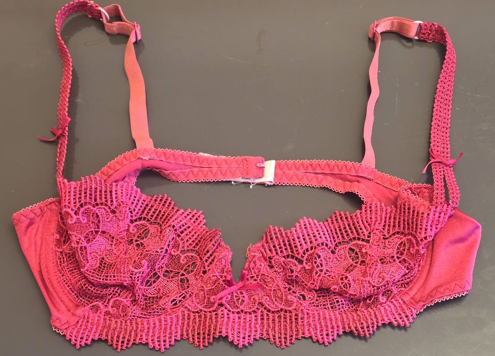 Soutien gorge rouge avec dentelles 95B Vêtements
