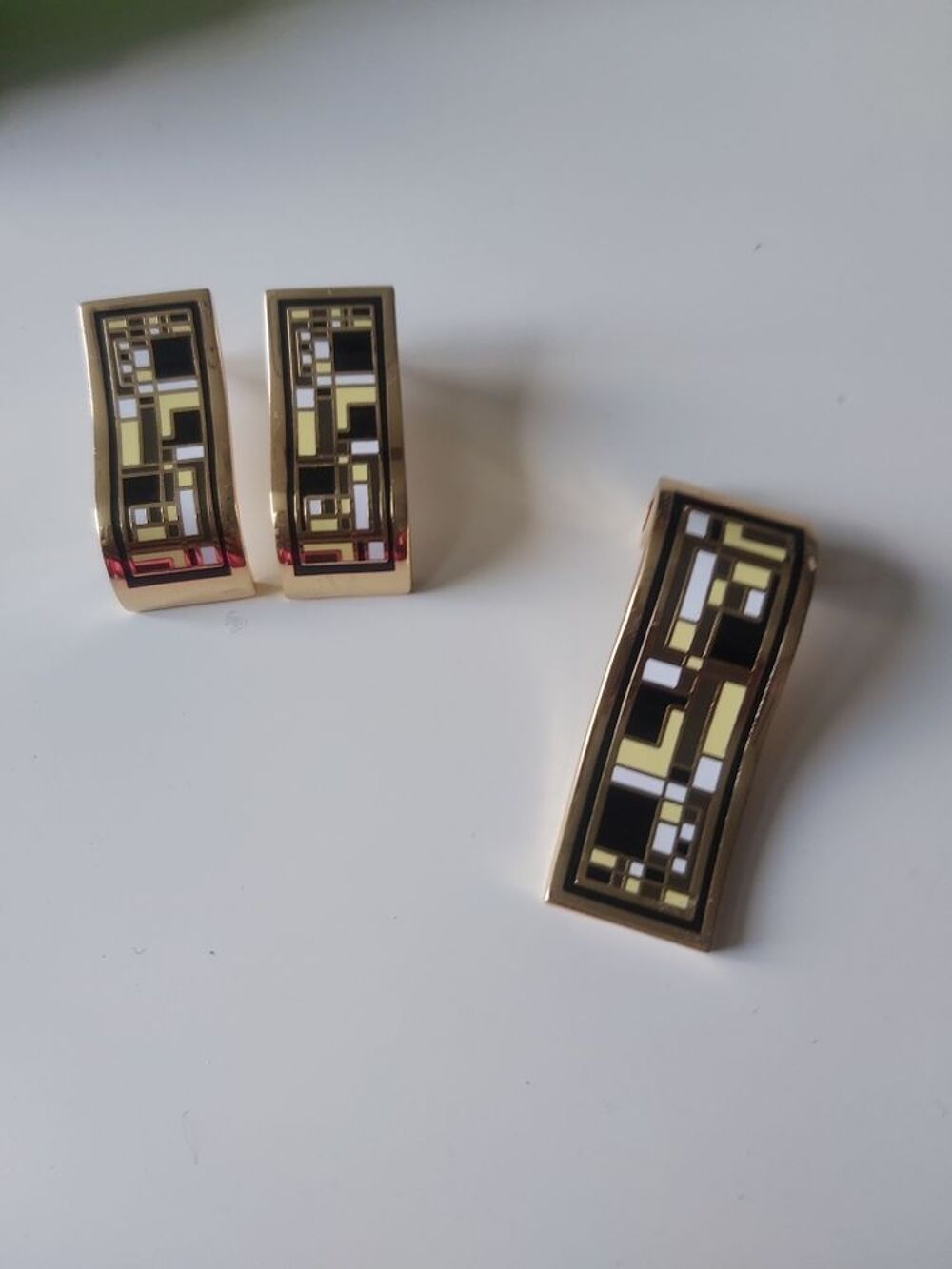 parure pendentif et boucles d'oreilles acier dor&eacute; jaune noir Bijoux et montres