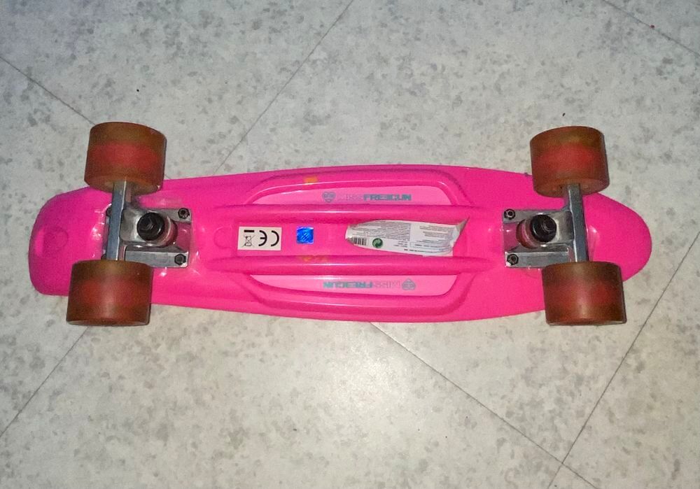 skateboard de marque Freegun. Sports