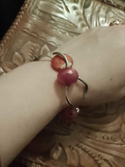 bracelet r�glable en m�tal argent� et perles plastique color�es. 5 Carqueiranne (83)