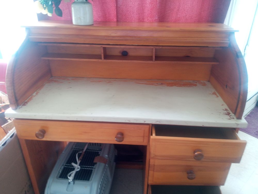Bureau en bois avec un fermoir en accord&eacute;on Meubles
