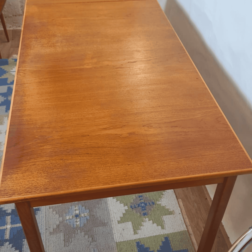Table &agrave; manger scandinave avec rallonge estampill&eacute;e Garnas Meubles