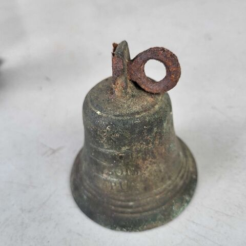 petite cloche ancienne en bronze 30 La Farlède (83)