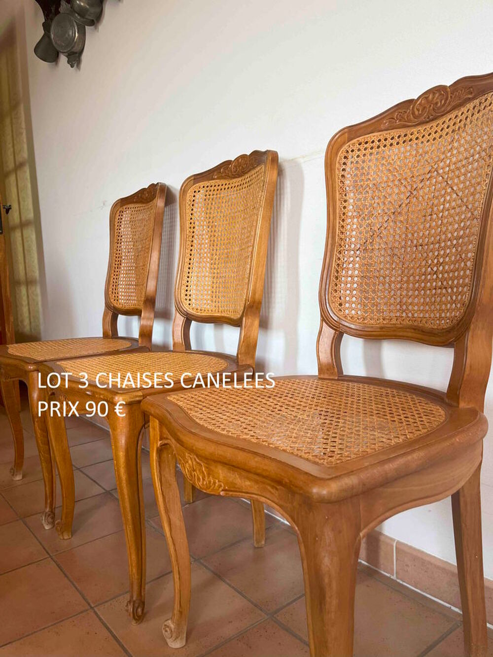 LOT 3 CHAISES CANNELEES Meubles