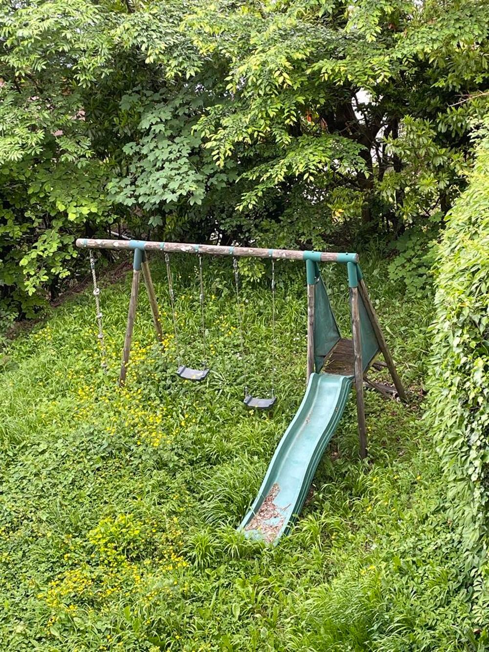 Donne trampoline et balan&ccedil;oire Jardin