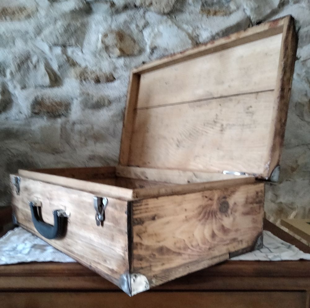 Valise en bois. Décoration