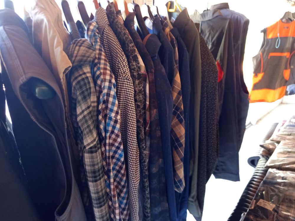 UN LOT DE VETEMENT NEUF 
Vêtements
