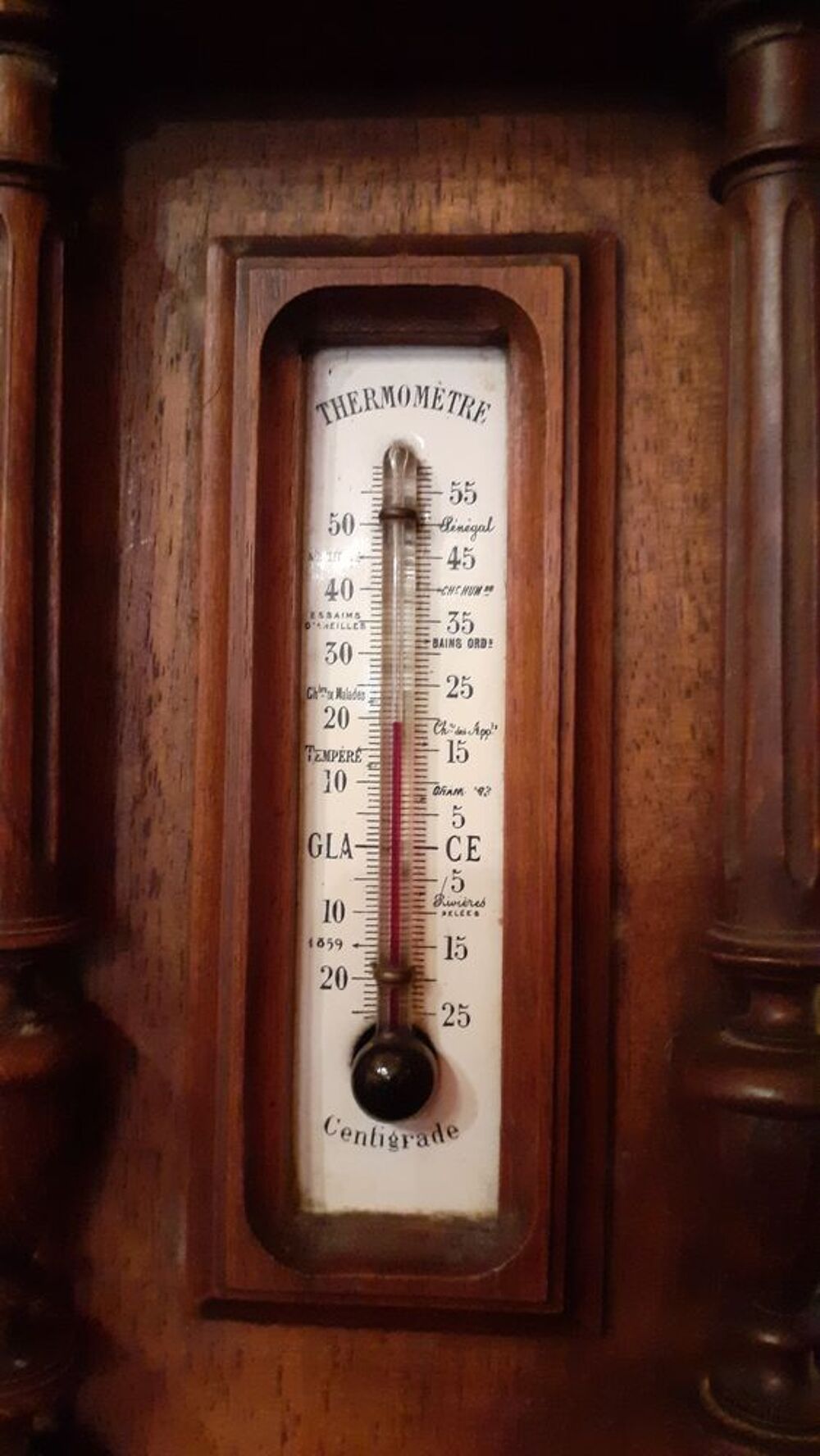 Grand Barom&egrave;tre-Thermom&egrave;tre 1920 en bois sculpt&eacute; Décoration