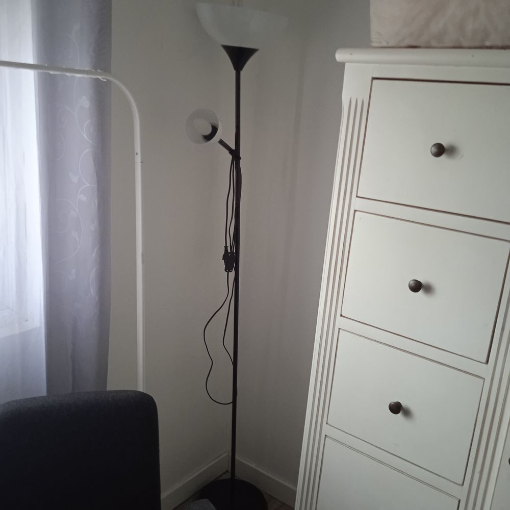 Luminaire liseuse plastique blanc support noir Décoration