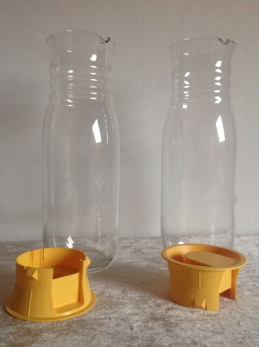 DEUX CARAFES VINTAGE EN VERRE AVEC BEC VERSEUR Cuisine