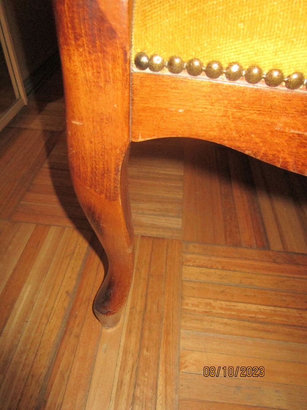 deux fauteuils de style VOLTAIRE en velours moutarde Meubles