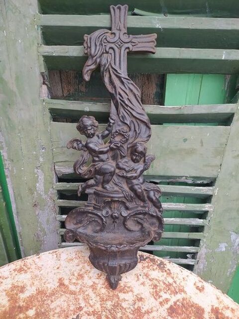 Ancien Bnitier en Fonte Anges, Angelots XIXme
80 Loches (37)