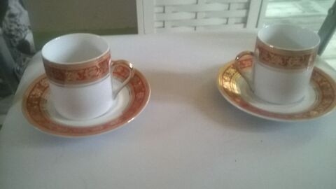 Soucoupes et Tasses 
Excellent etat
Ancienne
Avec sigle e 10 Talange (57)
