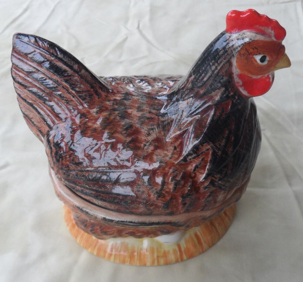 Terrine poule neuve trouv&eacute;e dans un placard
vintage Décoration