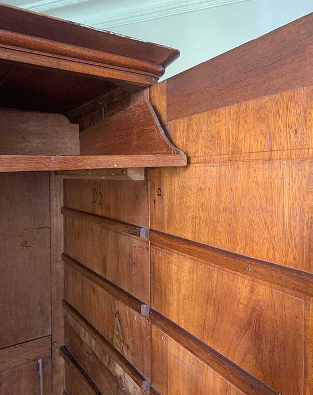 Armoire ancienne en bois massif ? Style Louis-Philippe Meubles