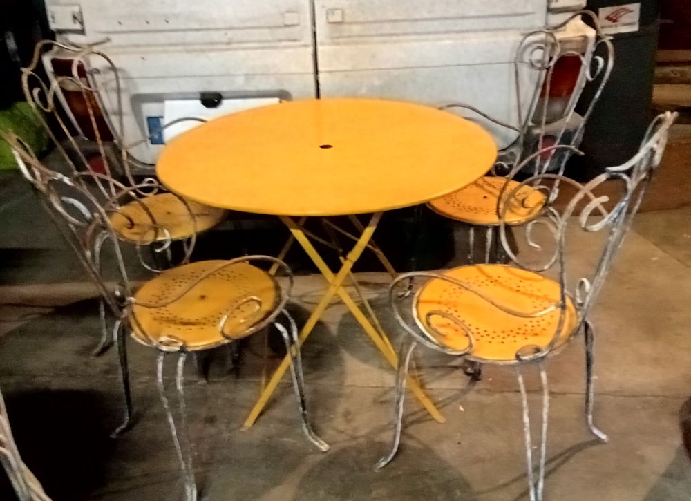 Salon de jardin fer forg&eacute; jaune Jardin