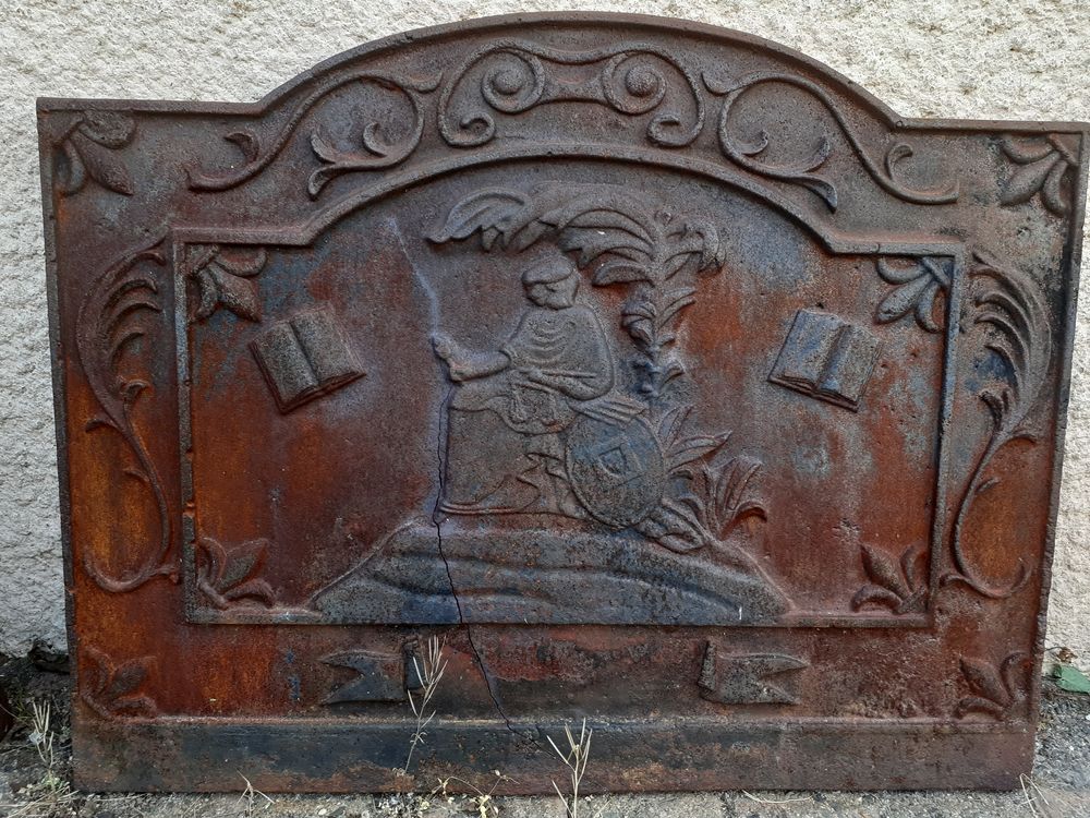 PLAQUE DE CHEMINEE AVEC SES CHENETS Décoration