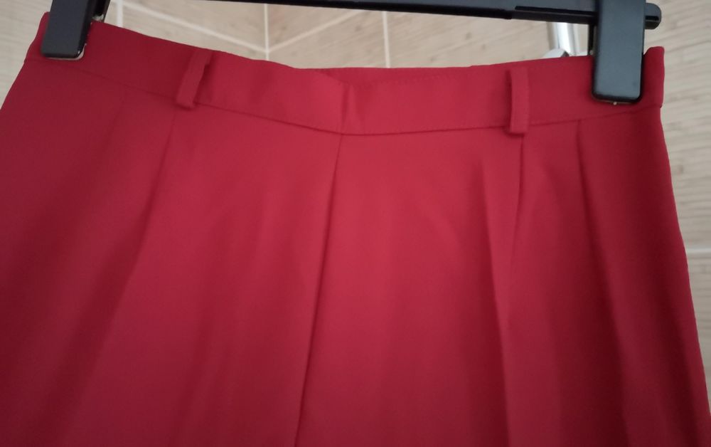 Pantalon rouge vermillon Taille 40
Vtements